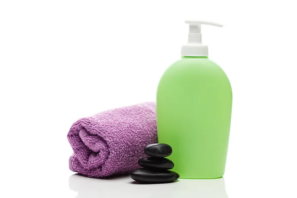 Recipientes cosméticos, toalhas e pedras de spa preto isolado no whi — Fotografia de Stock