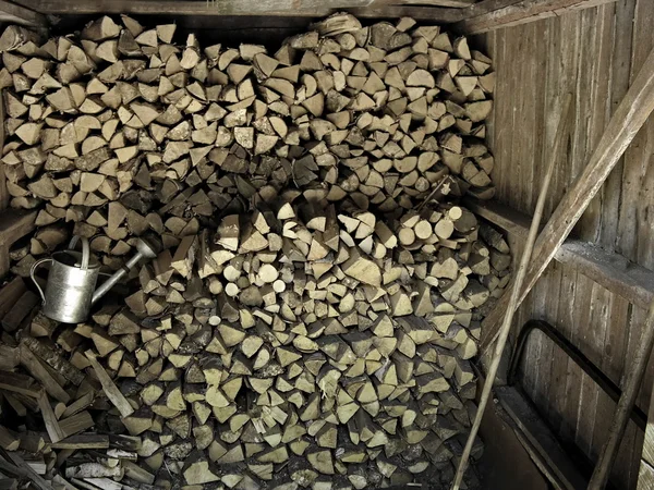 Geschichtetes Brennholz gestapelt — Stockfoto