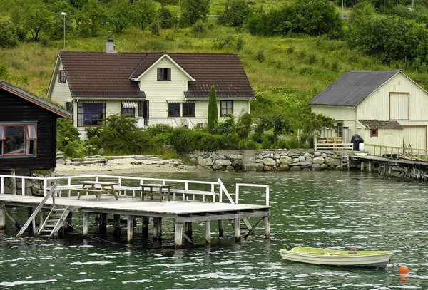Noruega casa elegante e barco — Fotografia de Stock