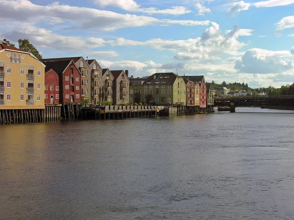 Trondheim gamla stan över en flod — Stockfoto