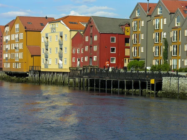 Trondheim casa velha sobre um rio — Fotografia de Stock