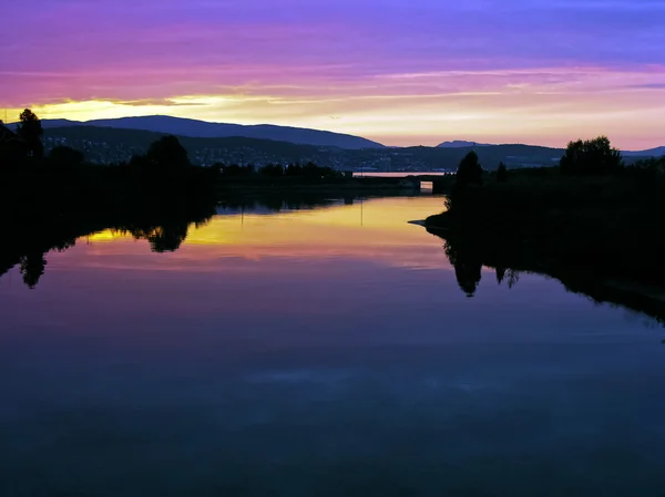 Bergen flod i solnedgången — Stockfoto