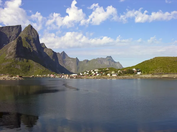 Noorwegen dorp in lofoten baai landschap — Stockfoto