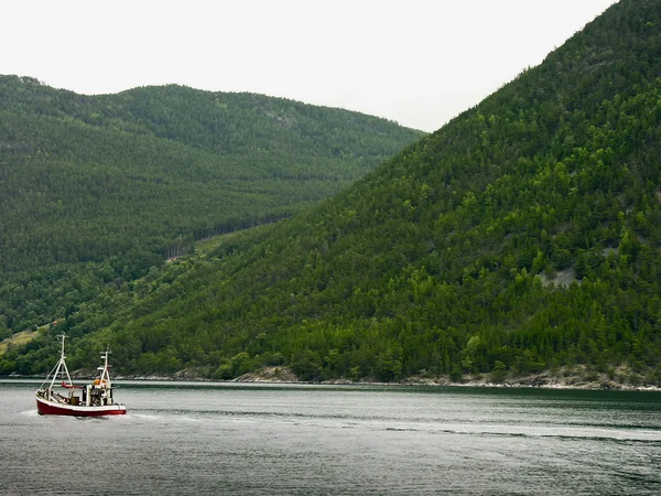 Noordse boot in een meer — Stockfoto