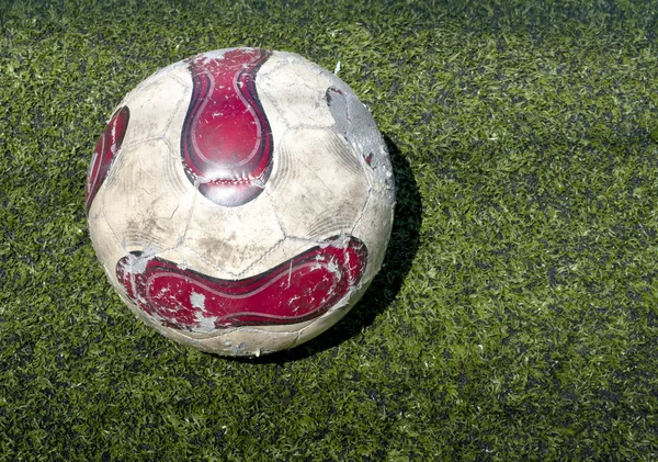 Pelota de fútbol usada en el campo —  Fotos de Stock
