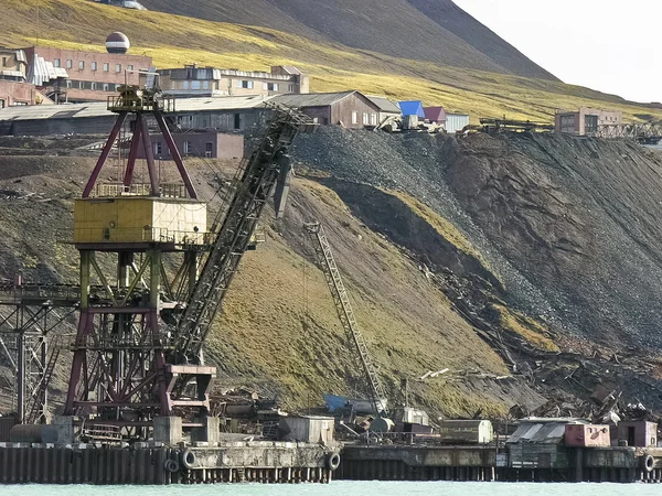 Oude industriële haven in Spitsbergen — Stockfoto