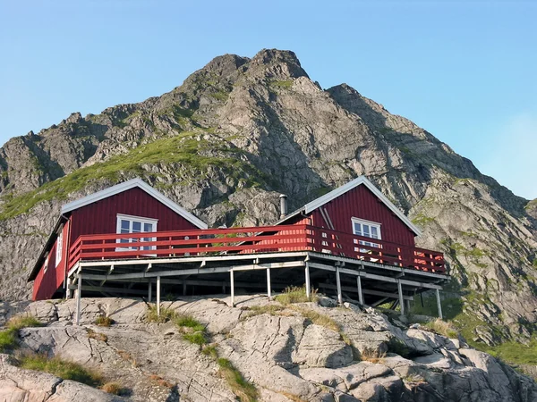 Twee houten rode vakantiehuis op de berg — Stockfoto