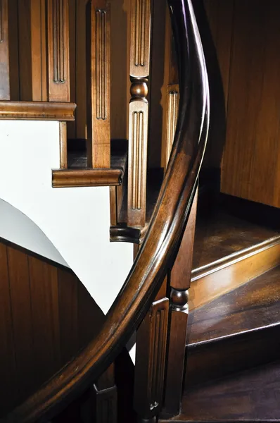Escadas em espiral de madeira artesanal — Fotografia de Stock