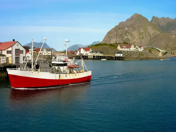 Barco norueguês na ilha lofoten — Fotografia de Stock