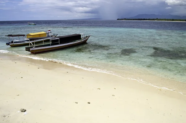 Bateau amarré sur l'île de Gili — Photo