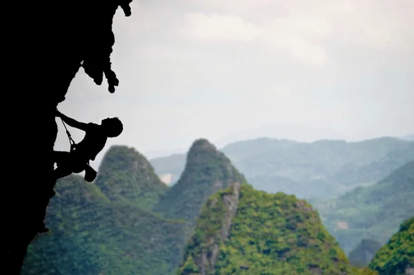 Escalar un acantilado rocoso empinado — Foto de Stock
