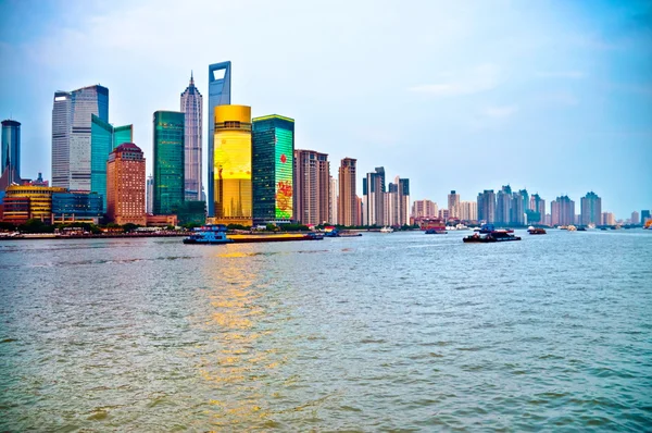 Inclinado skyline de pudong de shanghai — Foto de Stock