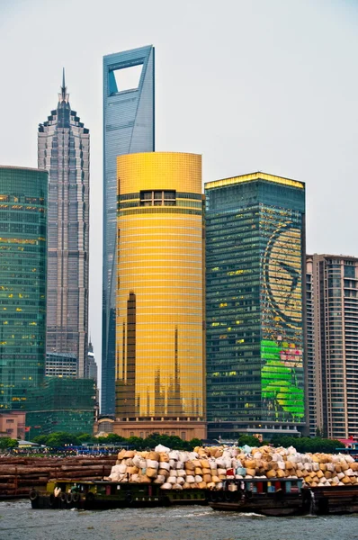 Shanghai Pudong mit Schiffsladung Abfall — Stockfoto