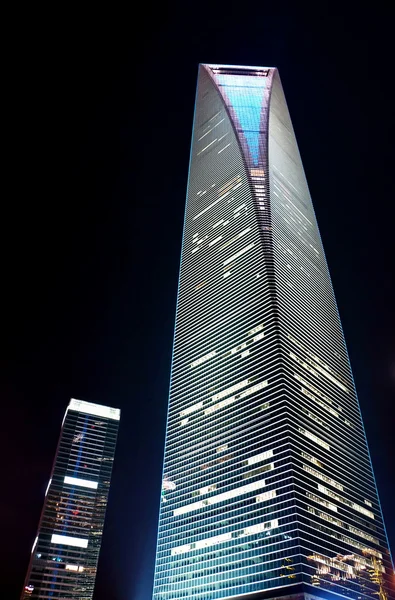 Senkrechter Wolkenkratzer bei Nacht — Stockfoto
