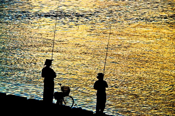 Ψαράς σιλουέτα την ακτογραμμή — Φωτογραφία Αρχείου