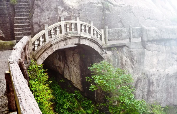 Steinbrücke in den Huangshan-Bergen — Stockfoto