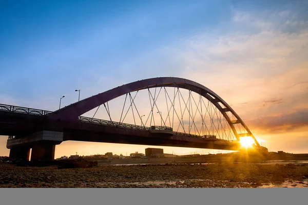 色赤い橋の夕日は、チャックユン、桃園県、台湾 — ストック写真