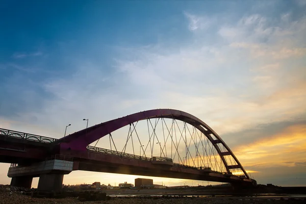 Renk kırmızı köprü sunset, chuk yuen, taoyuan county, Tayvan — Stok fotoğraf
