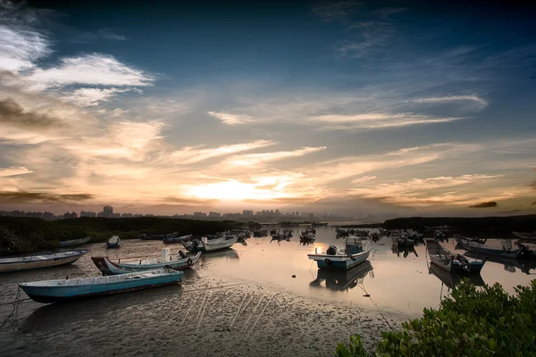Letzter Sonnenaufgang und Fischfang unter der Erde, der neue Taipei, Taiwan — Stockfoto