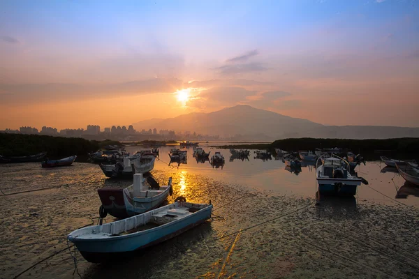 Geçen gün doğumu ve balıkçılık alt kazdık, yeni taipei, Tayvan — Stok fotoğraf