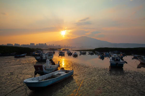Último nascer do sol e pesca sub-cavado, o novo Taipei, Taiwan — Fotografia de Stock