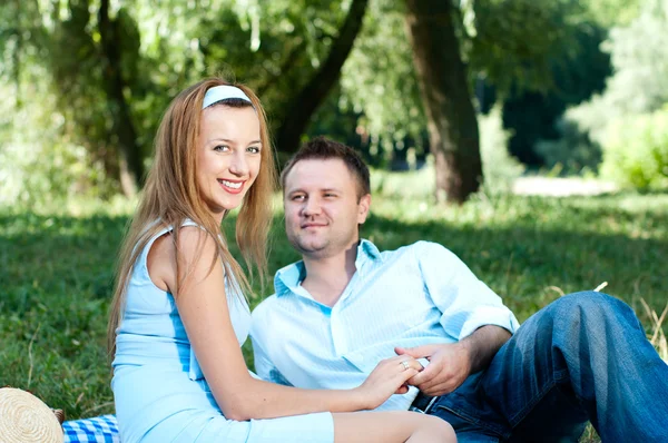 Giovane coppia all'aperto su picnic — Foto Stock