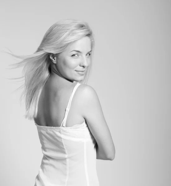Portret van mooie blonde vrouw in slip omarmen — Stockfoto