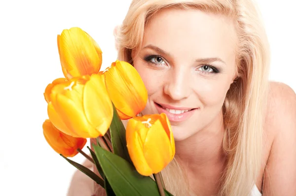 Bella bionda con tulipani gialli di plastica — Foto Stock
