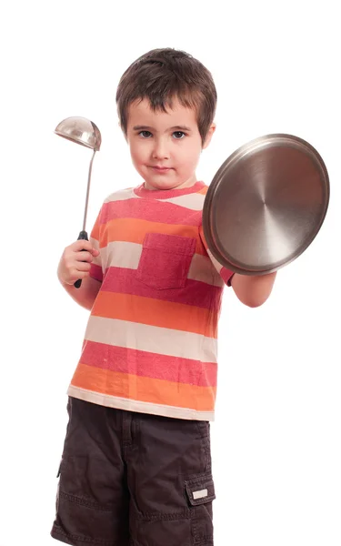 Kleine jongen spelen ridder met keuken gebruiksvoorwerp — Stockfoto