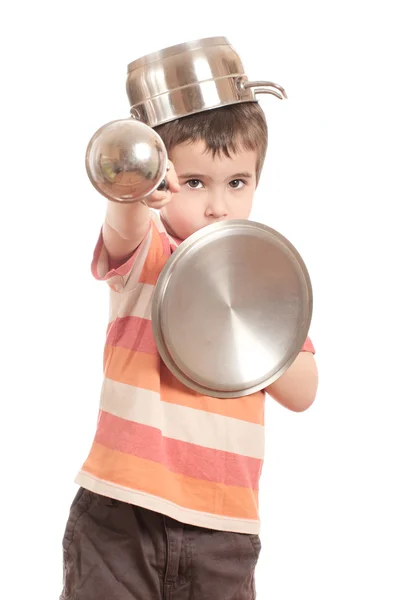 Malý chlapec hrát rytíř s kuchyňské nádobí — Stock fotografie