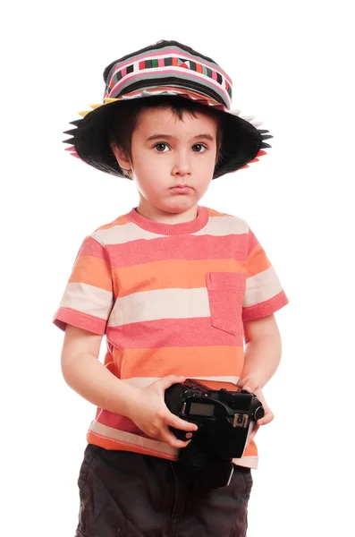 Pequeño niño fotógrafo en sombrero de colores con cámara slr —  Fotos de Stock