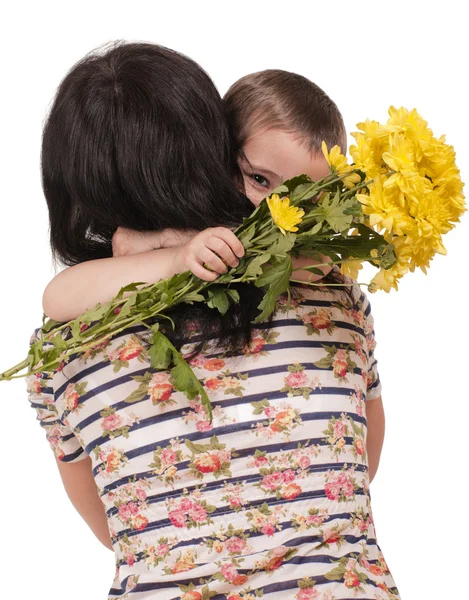 Madre e hijo abrazándose con flores — Foto de Stock