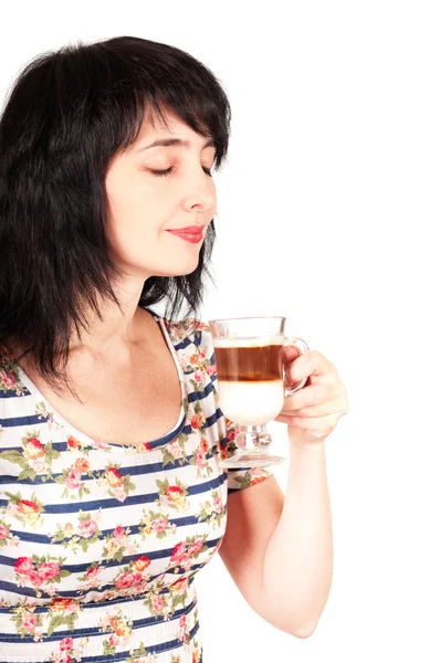 美丽的黑发女人闻杯卡布奇诺咖啡 — 图库照片