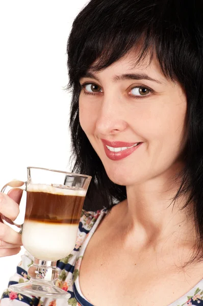 美丽的黑发女人闻杯卡布奇诺咖啡 — 图库照片