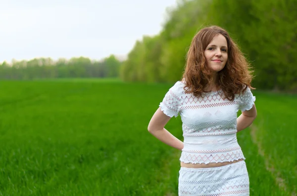Redhead woman in whie dress outdoors — Stock Photo, Image