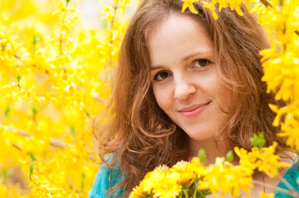 Portret van redhead vrouw in gele bloei — Stockfoto