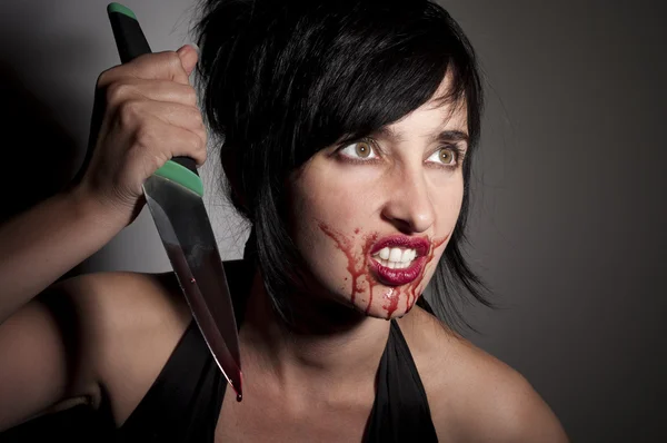 Gek kannibaal vrouw met bloed op haar gezicht — Stockfoto