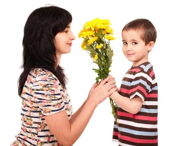 Pequeño niño da flores a su mamá —  Fotos de Stock