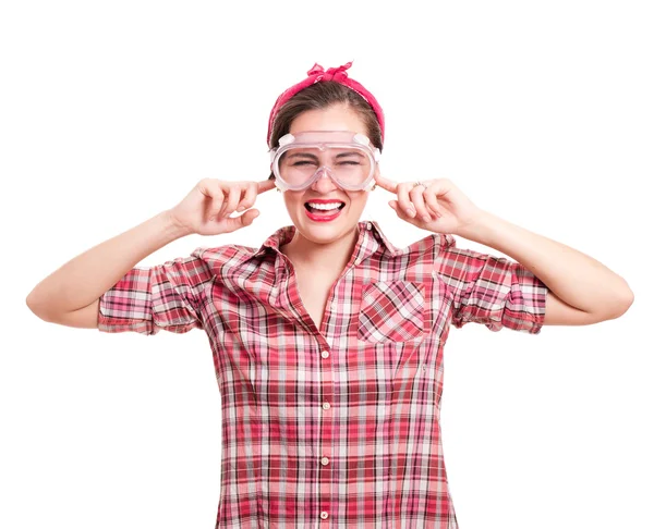 Kvinna stannar öronen från outhärdlig konstruktion buller — Stockfoto