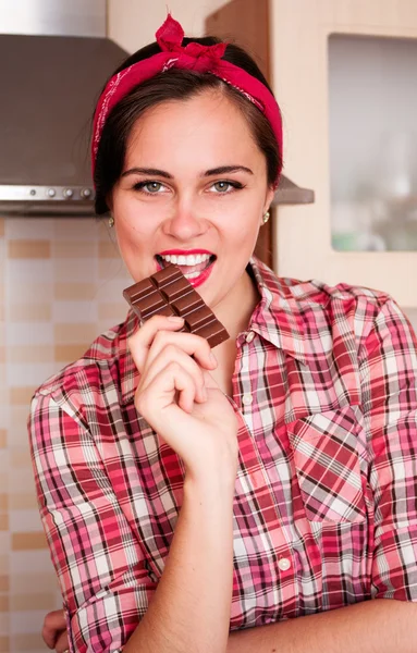 Seksi ev kadını ısırıkları çikolata bar — Stok fotoğraf