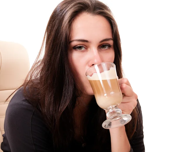 Müde Frau trinkt Kaffee — Stockfoto