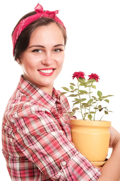 Belle femme au foyer heureuse en mouchoir avec pot de fleurs — Photo