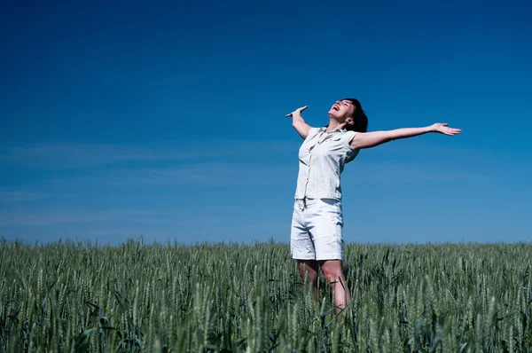 Mulher feliz no campo de trigo — Fotografia de Stock
