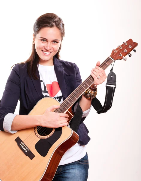 Lachende vrouw bedrijf gitaar — Stockfoto