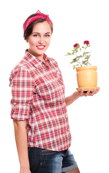 Dona de casa feliz em kerchief com vaso de flores — Fotografia de Stock