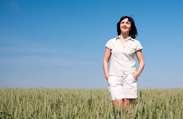 Kvinna gå på fältet vete — Stockfoto