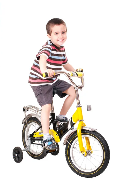 Счастливый маленький мальчик на велосипеде — стоковое фото