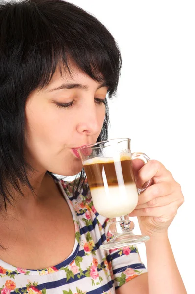 Vacker brunett kvinna drycker cappuccino — Stockfoto