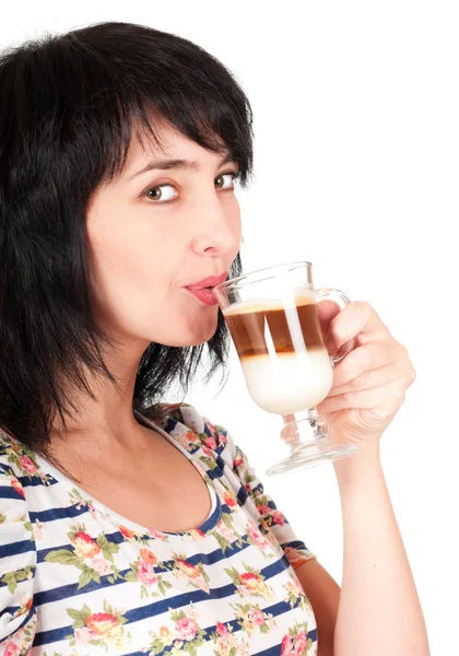 美丽的黑发女人饮料杯卡布奇诺咖啡 — 图库照片