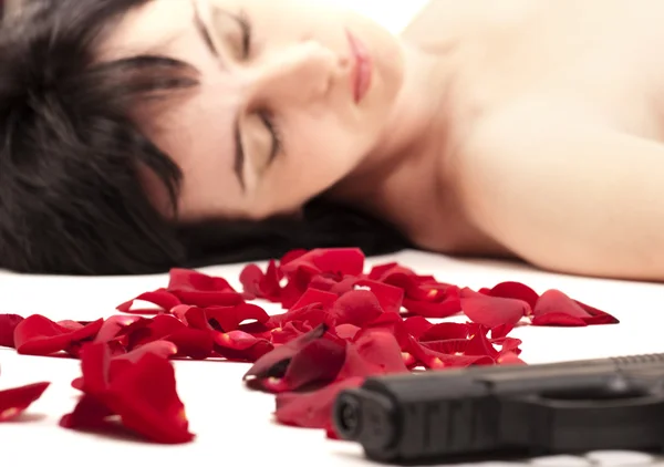 Självmord kvinna liggande på golvet med pistol och metaforiska blod — Stockfoto